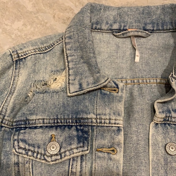 FREE PEOPLE DISTRESSED DENIM CROPPED JACKET SIZE XS - Picture 3 of 6